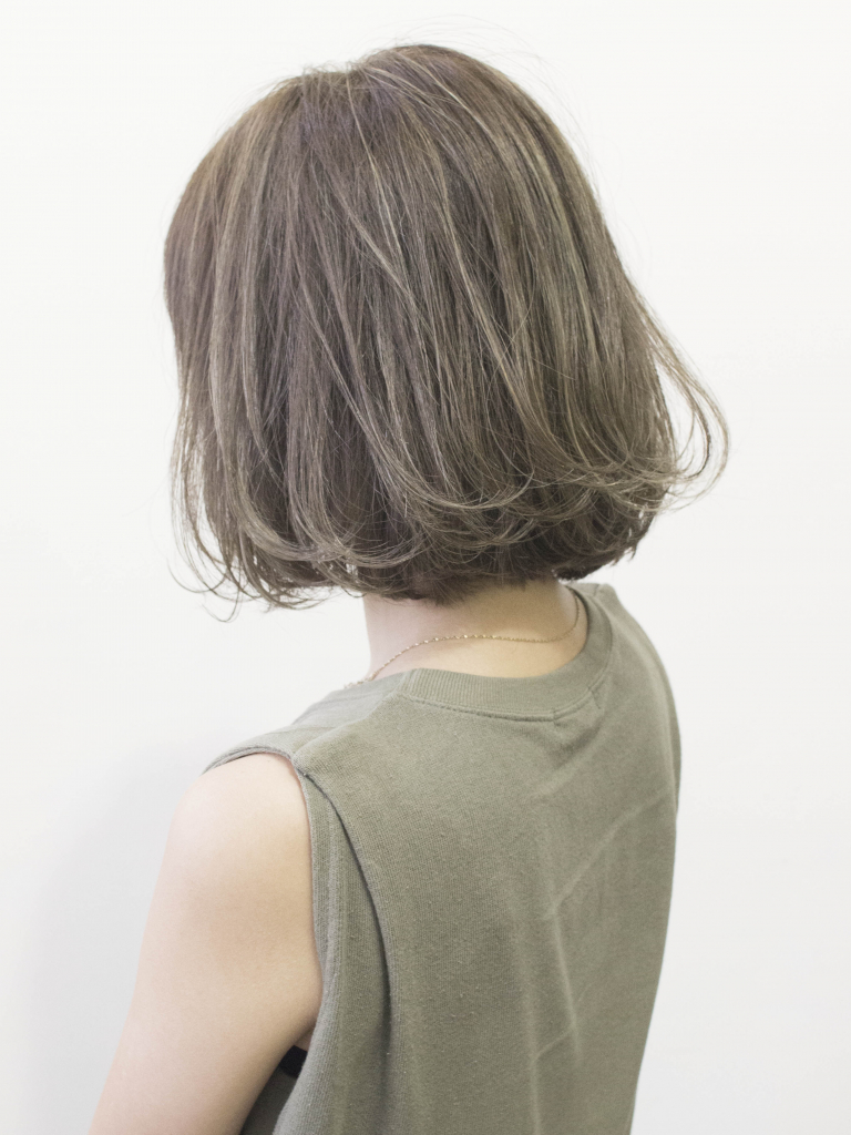 西葛西にある美容室「シーズヘア（SEES HAIR ）」のヘアスタイル「大人シルエットエアリーミディシルバーカラー【SEES西葛西】」の拡大画像